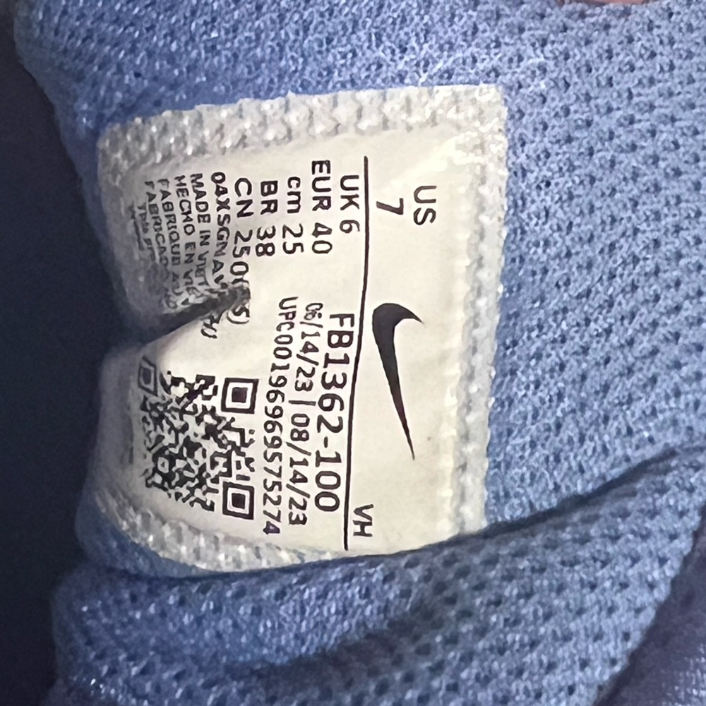 Nike White and Blue Low-Top Sneakers - Picture 5 of 5
